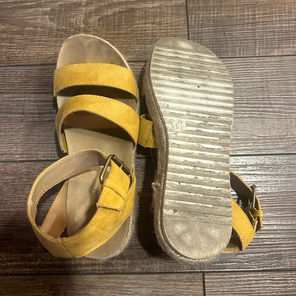 Universal Thread Goods Sandals - Picture 4 of 5